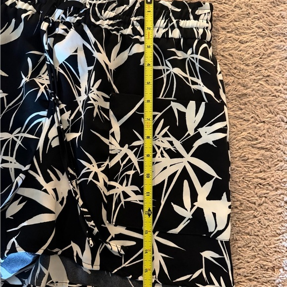 Express Women's Black and White palm tree summer Shorts - Picture 6 of 7